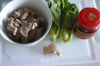 青菜烧牛肉的做法步骤：1