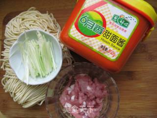 【炸酱面，花样做】—京酱肉丝面的做法步骤：1