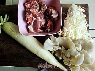秋日滋补汤---萝卜菌菇排骨煲的做法步骤：1