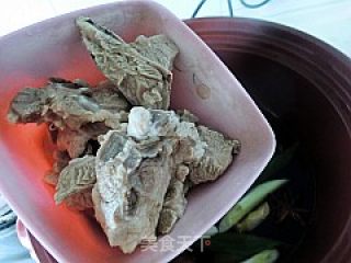 秋日滋补汤---萝卜菌菇排骨煲的做法步骤：7