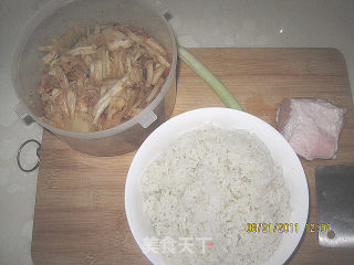 【平淡的幸福】辣白菜炒饭的做法步骤：1