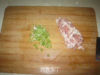 【平淡的幸福】辣白菜炒饭的做法步骤：2