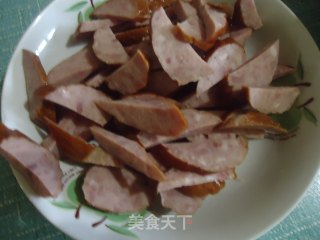 尖椒炒红肠的做法步骤：2