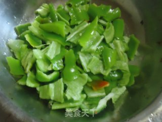 尖椒炒红肠的做法步骤：3