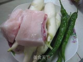 五花肉炒茭白的做法步骤：1
