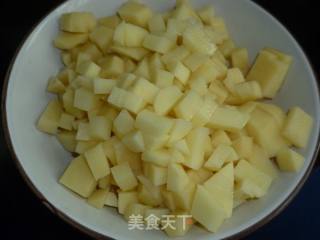 【炸酱面，花样做】土豆酱鸡蛋面（山寨意大利面）的做法步骤：1