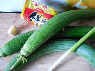 辣炒丝瓜的做法步骤：1