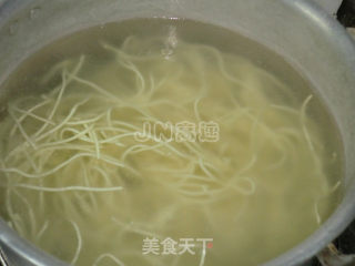 【炸酱面，花样做】五彩炸酱面的做法步骤：13