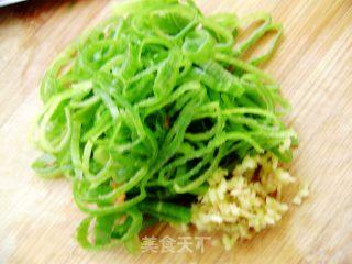 家常菜----辣酱炒豆角的做法步骤：2