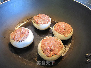 黑椒汁蘑菇酿猪肉的做法步骤：4
