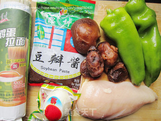 香菇酱鸡肉拌面的做法步骤：1