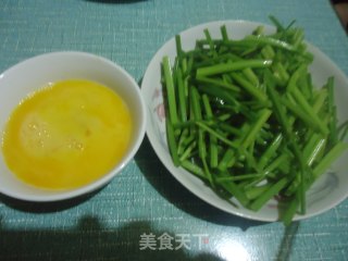 香芹炒鸡蛋的做法步骤：2