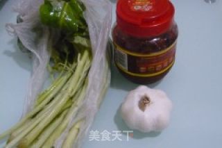 豆瓣酱炒空心菜的做法步骤：1