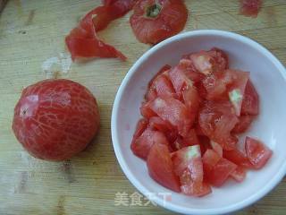 【炸酱面，花样做】：番茄炸酱面的做法步骤：1