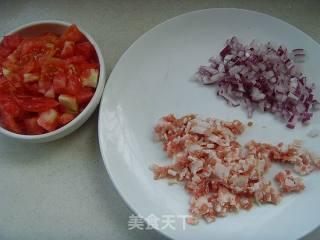 【炸酱面，花样做】：番茄炸酱面的做法步骤：2