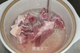笋干大骨汤的做法步骤：2