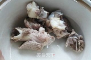 笋干大骨汤的做法步骤：3