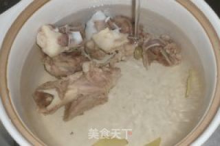 笋干大骨汤的做法步骤：4