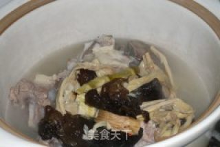 笋干大骨汤的做法步骤：7