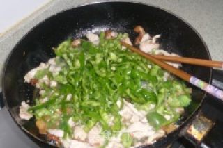 青椒肉丝的做法步骤：7