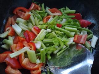 彩椒芹菜炒肉的做法步骤：2