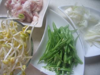 【炸酱面，花样做】老北京炸酱面的做法步骤：1