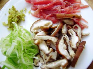 【炸酱面 花样做】香菇肉丝炸酱面的做法步骤：1