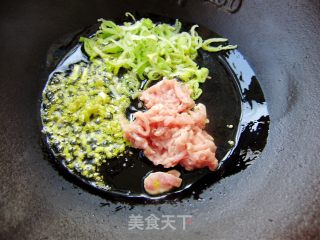 【炸酱面 花样做】香菇肉丝炸酱面的做法步骤：2