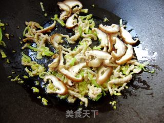 【炸酱面 花样做】香菇肉丝炸酱面的做法步骤：3
