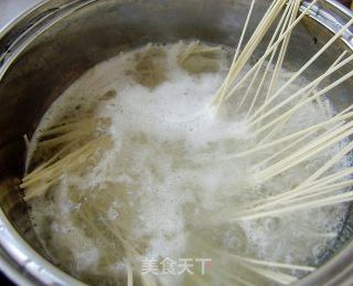 【炸酱面 花样做】香菇肉丝炸酱面的做法步骤：5