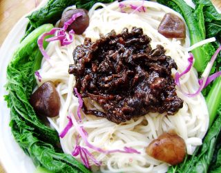 【炸酱面 花样做】香菇肉丝炸酱面的做法步骤：8
