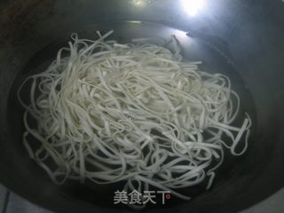 【炸酱面，花样做】家常炸酱面的做法步骤：7