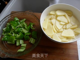 鸡片炒土豆的做法步骤：1