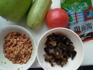 家常炸酱面的做法步骤：1