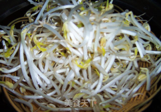 炝拌绿豆芽的做法步骤：1