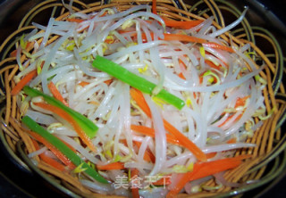 炝拌绿豆芽的做法步骤：4