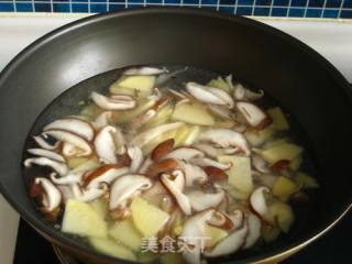 香菇海鲜疙瘩汤的做法步骤：6