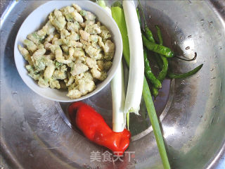 大葱炒豆丹的做法步骤：1