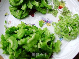 【炸酱面 花样做】苦瓜鸡蛋炸酱面的做法步骤：1
