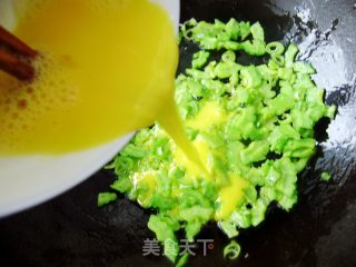 【炸酱面 花样做】苦瓜鸡蛋炸酱面的做法步骤：3