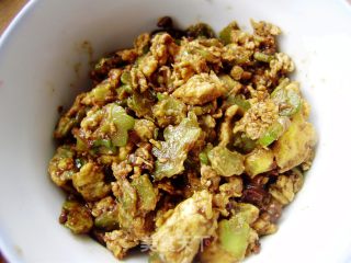 【炸酱面 花样做】苦瓜鸡蛋炸酱面的做法步骤：5