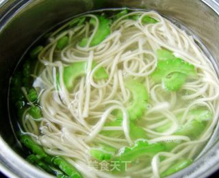 【炸酱面 花样做】苦瓜鸡蛋炸酱面的做法步骤：7