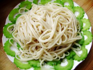 【炸酱面 花样做】苦瓜鸡蛋炸酱面的做法步骤：8