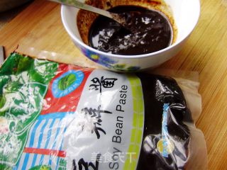【炸酱面 花样做】豇豆粒炸酱面的做法步骤：2