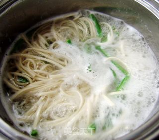 【炸酱面 花样做】豇豆粒炸酱面的做法步骤：7