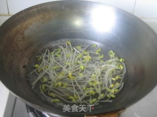 【炸酱面，花样做】茭白花生肉丁炸酱面的做法步骤：3