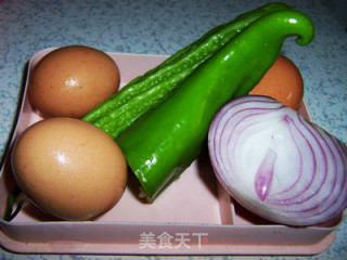 补充VC的营养混搭菜--苦瓜尖椒炒鸡蛋的做法步骤：1