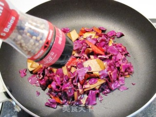 豆干炒紫甘蓝的做法步骤：9