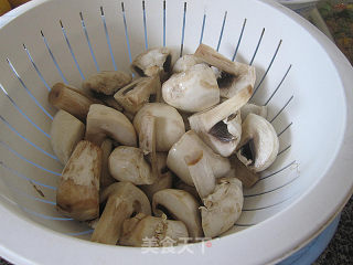 杂锦海鲜烩蘑菇的做法步骤：2