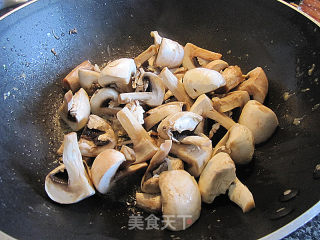 杂锦海鲜烩蘑菇的做法步骤：5